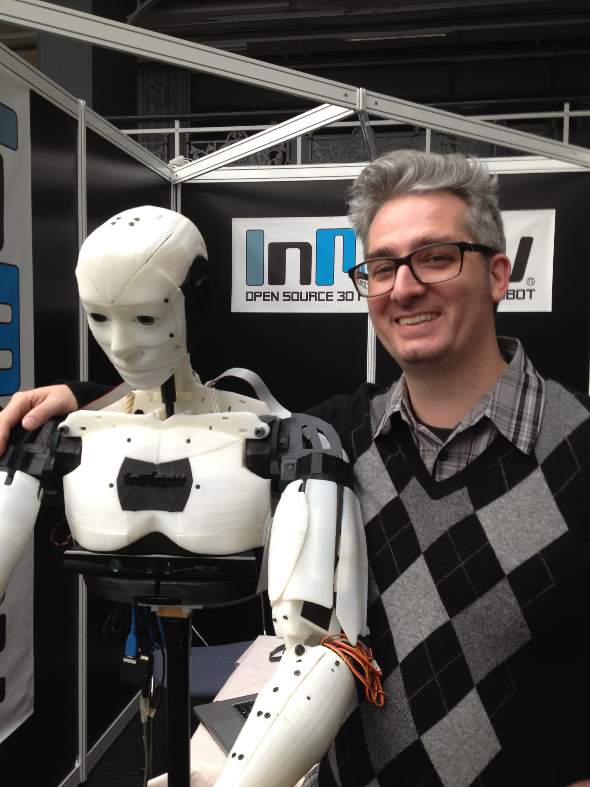 Робот макс отзывы. INMOOV робот. Проекту INMOOV. Робот гуманоид. Британские роботы.