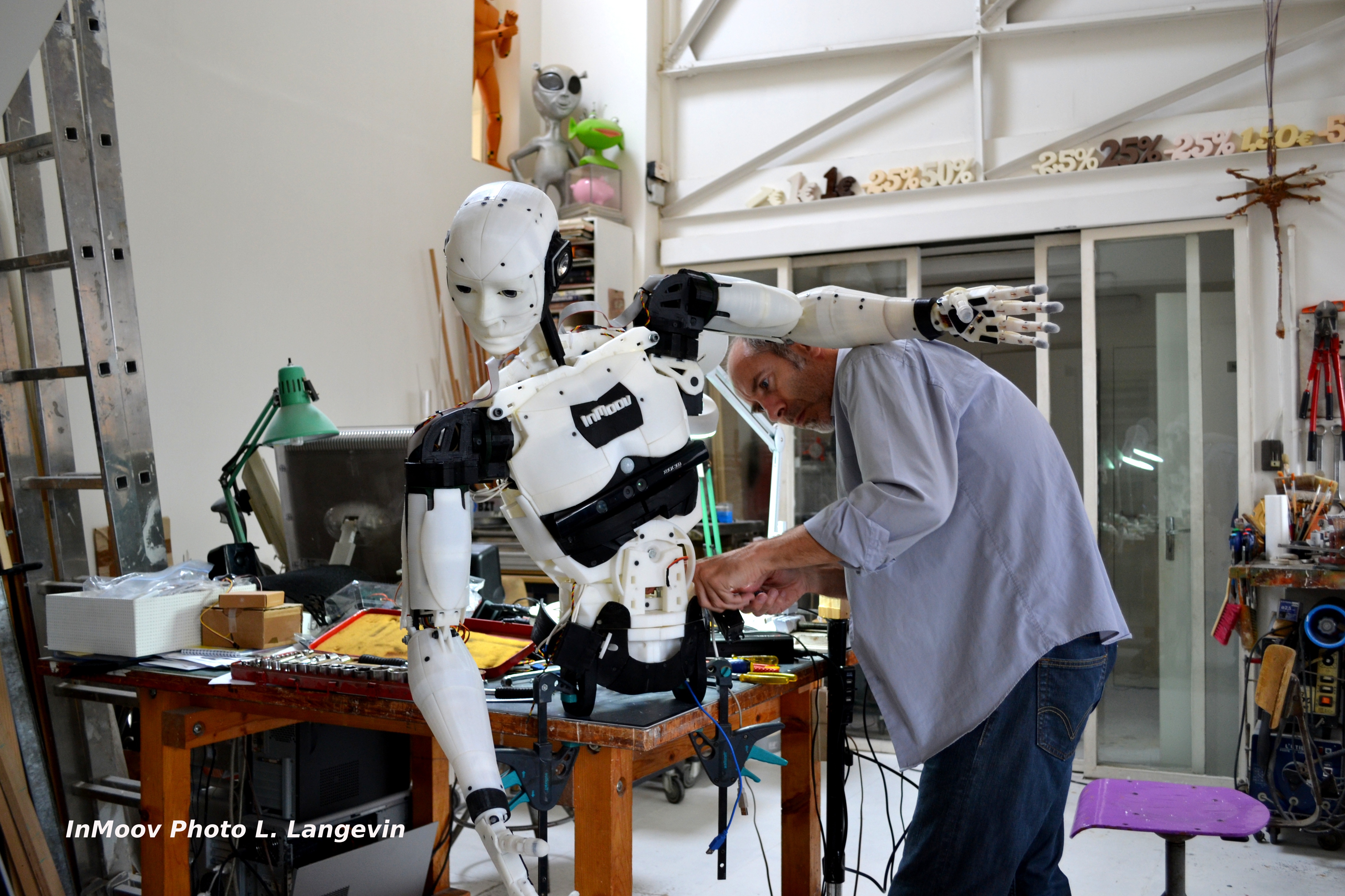 Тема человек и робот. Современные роботы. Роботы созданные человеком. Проектировщик домашних роботов. Робот который собирается.